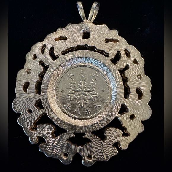 Elegant Black Enamel and Gold-Tone Japanese Coin Pendant with Dragon Bezel - Picture 2 of 6